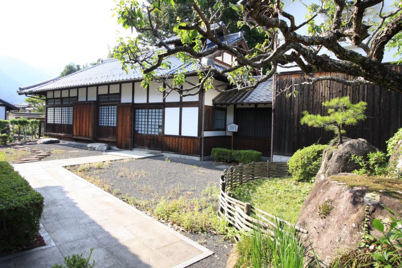 風情ある風景に心が和む庭園には屋敷と蔵、納屋が建ち並ぶ。