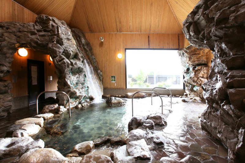 滑床渓谷の清らかな渓流の岩肌をイメージした、滑床の湯の岩風呂は雪輪の滝をイメージ。