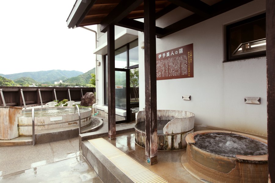 酒樽を模した「明治の湯」樽風呂と、木のぬくもりを感じられる露天風呂。