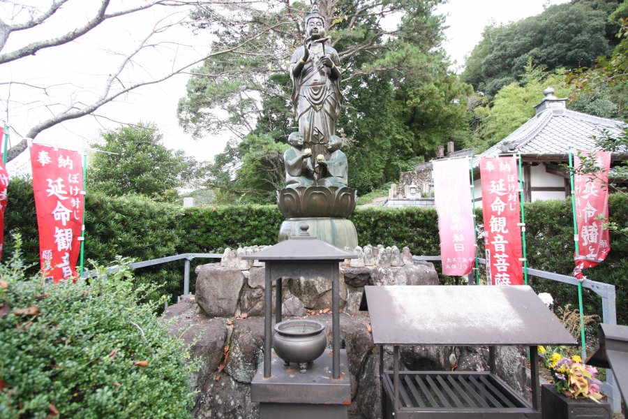 いつまでも元気で、そして長生きをと願う人々を温かく見守る慈愛に満ちたぼけ封じ観音。