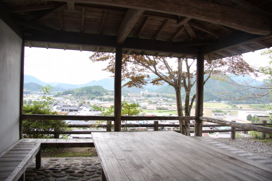 松野町の町並みや田園風景、広見川を一望できる東屋を吹き抜ける風を受ければ、郷愁に駆られる。