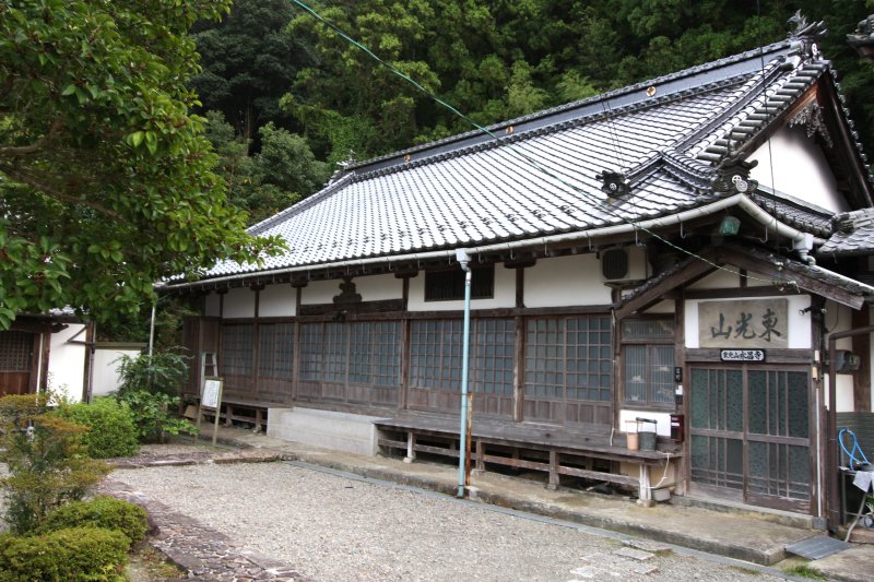 本堂内の薬師如来像は体内に仏を持つ姿で、県下でも他に例を見ない貴重なもの。