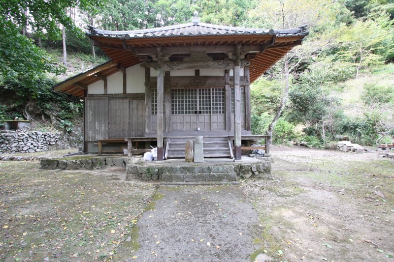薬師堂の本尊･薬師如来は耳の病を治すご利益があると言われており、古くから多くの人々の信仰を集めている。