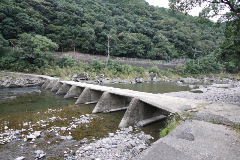 河原に腰を下ろして眺めていると、のどかな景観と清流のせせらぎも相まって郷愁の念を抱かされる。