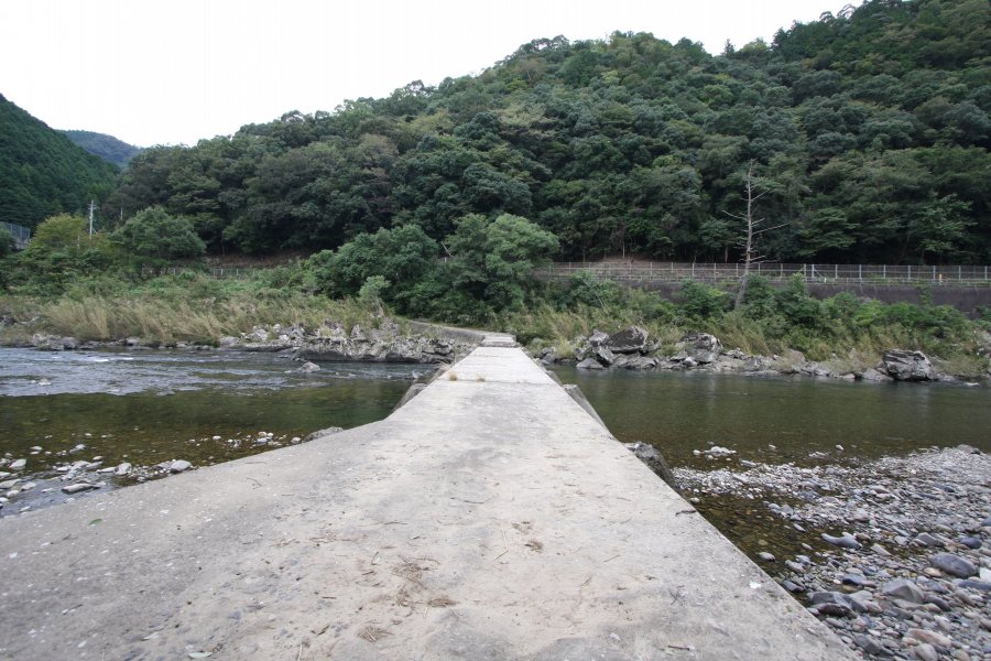増水時の流水抵抗を軽減させるため、手摺りのなどの設備が設けられていない沈下橋は、昔ながらの風景を残すのに一役買っている。