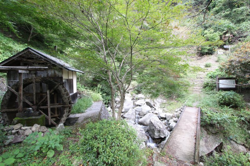 水の流れる音以外、静寂に包まれた園内には復元された水車もあり、心安らぐ空間が広がっている。