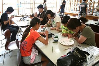 みんなでワイワイと絵付け体験。出来上がりを想像しながら楽しめる。