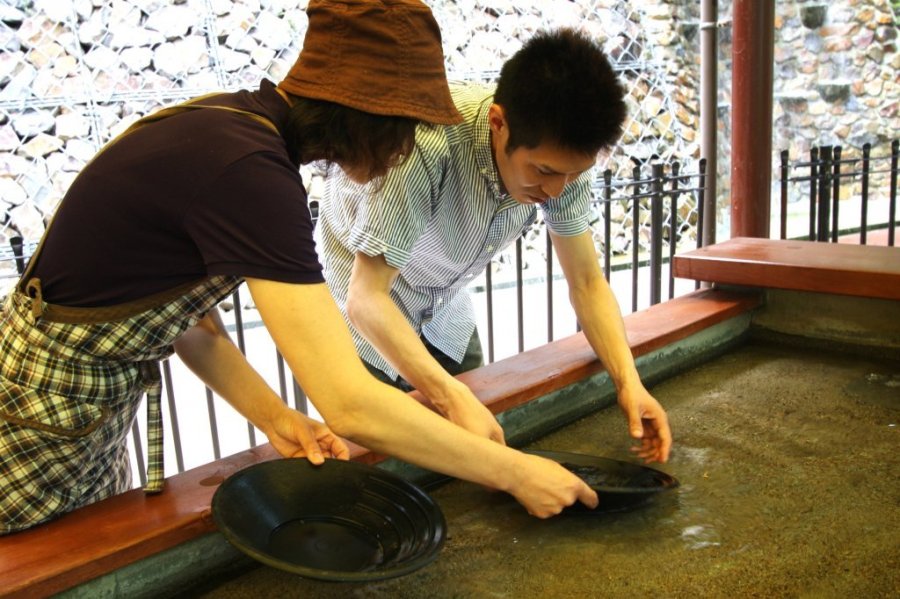 砂金採り体験は、初めての人でも、思わず笑みのこぼれる発見ができる。