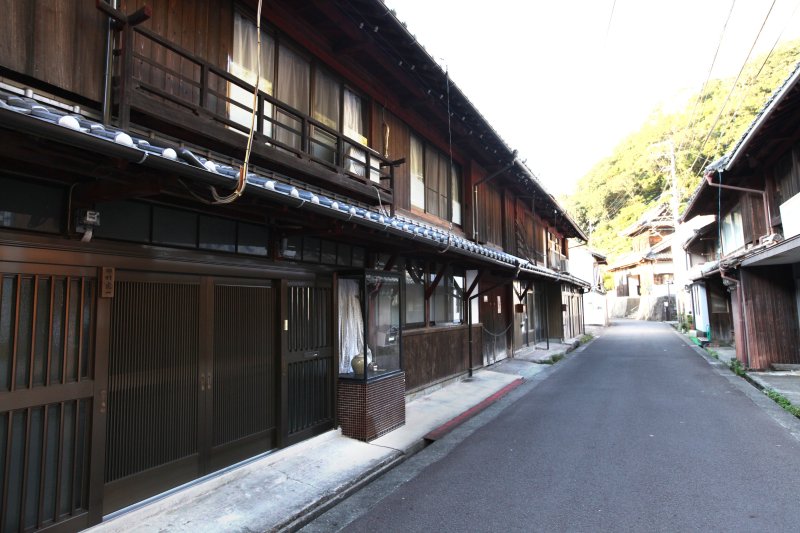 昔ながらの岩松の長屋が、今も当時のままの形で残っており昔ながらの雰囲気を醸し出している。