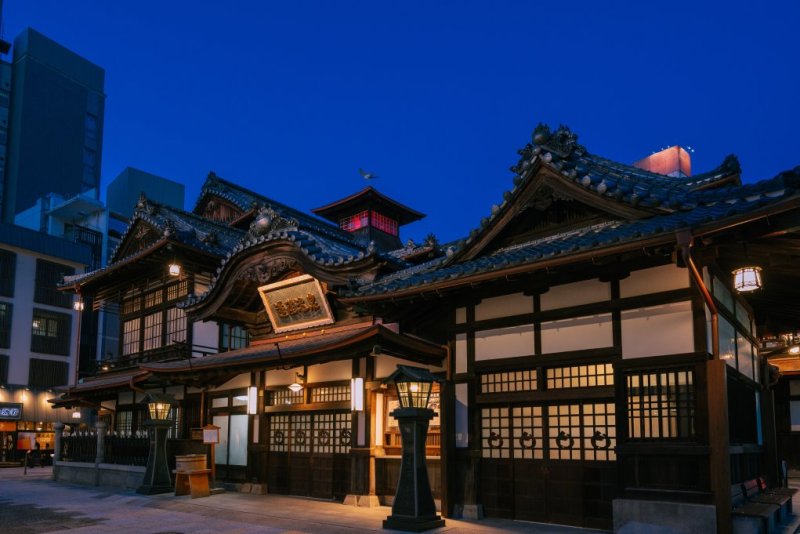 道後温泉の象徴にふさわしい風雅な本館。屋上の赤いギヤマン張りの振鷺閣（しんろかく）は日に3回、定刻になると刻太鼓を打ち鳴らして時を告げる。