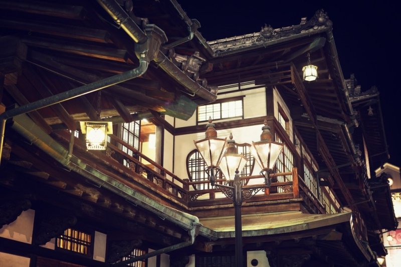 レトロなガス灯が大正時代のような情緒を演出。