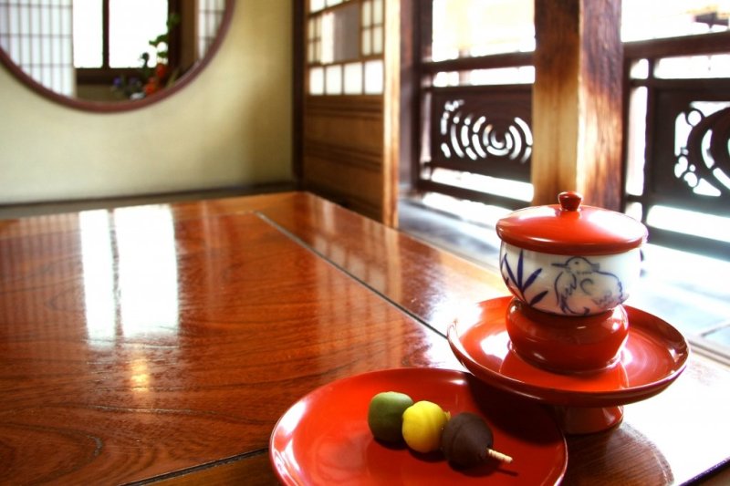 お茶と坊っちゃん団子で一休み。二階席や三階席の利用で、お茶菓子や浴衣の貸し出しが受けられる。（二階席はおせんべい）