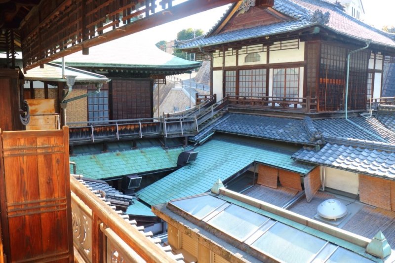 複雑な造りの木造建築。部屋、廊下、階段が入り組み、迷宮さながら。