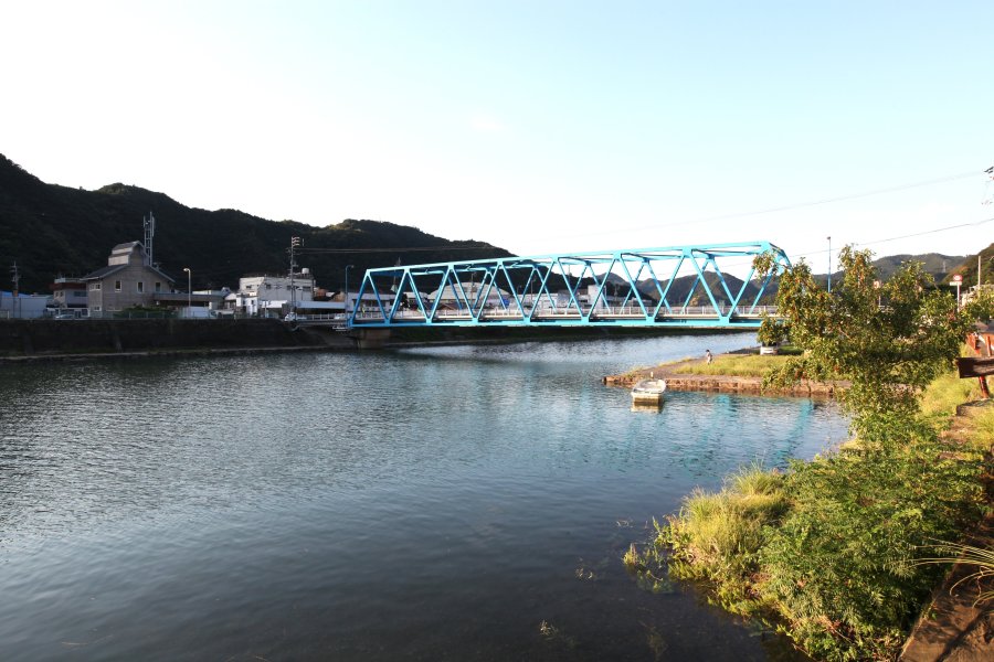 日本一早く遡上するといわれる岩松川のしろうお。漁が1月頃に行われ、網を引く風情のある情景を見ることができる。