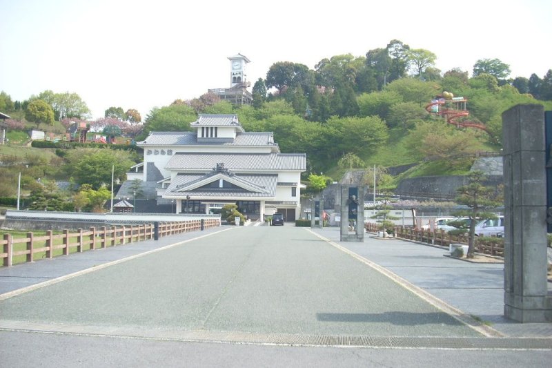 750年の歴史と伝統を伝える「かわら館」全景