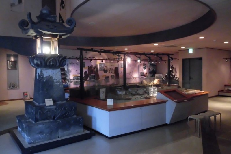 1階の展示室内では、皇居御造営の際に皇居に献上した御所鬼の木型パネルが展示されている。