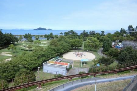 瀬戸内海に臨む公園で、遊具やパークゴルフで遊んだり、自然の中を散策することができる。
