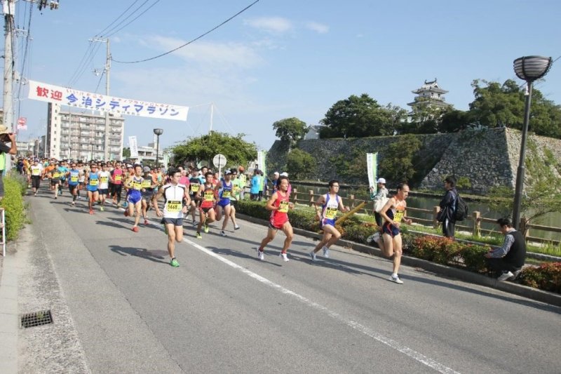今治城を臨む平坦なコース