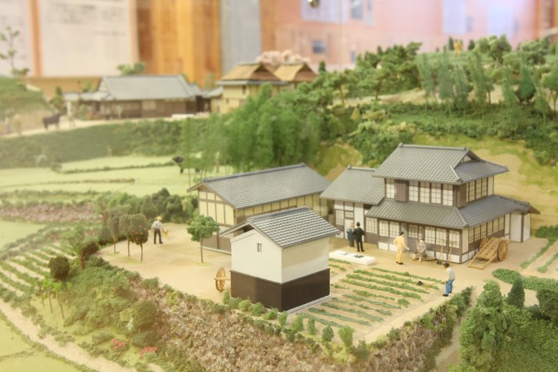 井関邦三郎の生家と井関農具製作所の工場を100分の1で再現したもの。当時の生活や様子がうかがえる。
