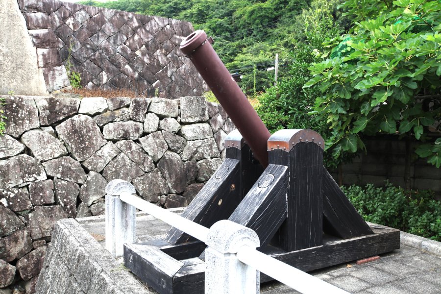 一門の大砲の模造砲が展示されており、間近で見ることができる。