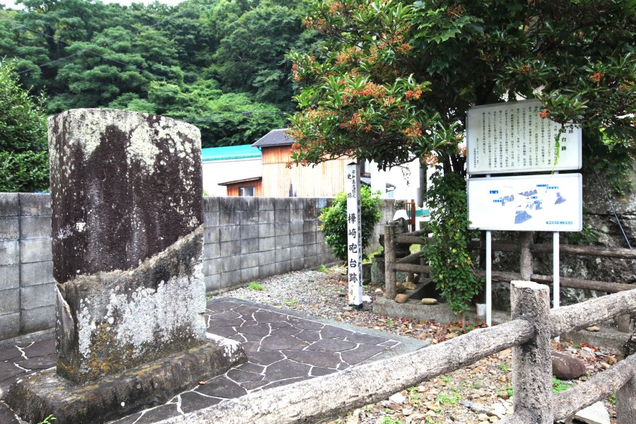砲台場には珍しく竣工記念碑があり、安政3（1856）年に建てられた碑石が今もそのまま残っている。