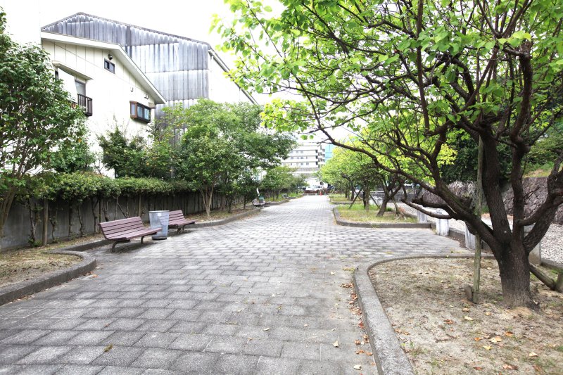 砲台跡前にはベンチが設けられた広々とした広場があり、歴史文化に触れながらゆっくり休憩することができる。