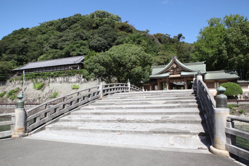 和霊公園の大きな石の鳥居をくぐり、須賀川から和霊神社へと架かる神幸橋（みゆきはし）。