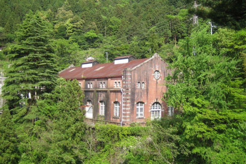 対岸の旧端出場水力発電所【登録有形文化財】を眺めることができる。