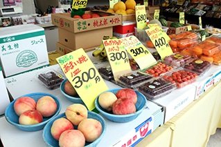 敷地内にある「よりみち」では、県内産の新鮮な果物などが販売されている。
