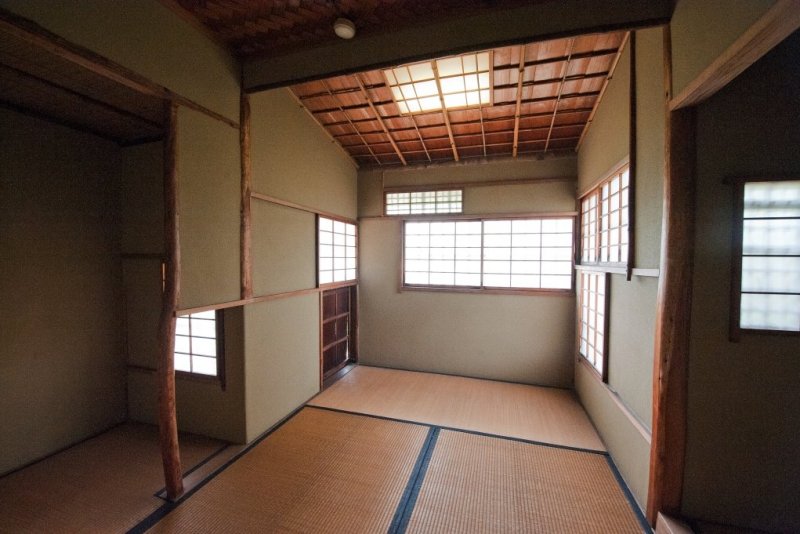 今治城に面した茶室では、展示品の茶道具を用い茶会を開催している。