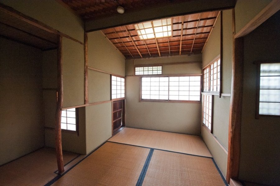 今治城に面した茶室では、展示品の茶道具を用い茶会を開催している。