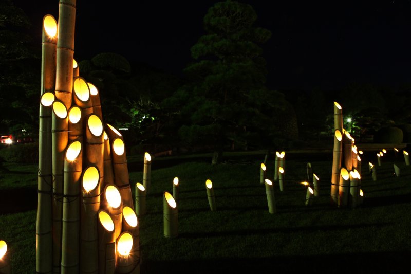 竹で作られた灯篭で園内はライトアップしており、幻想的な雰囲気が漂う。