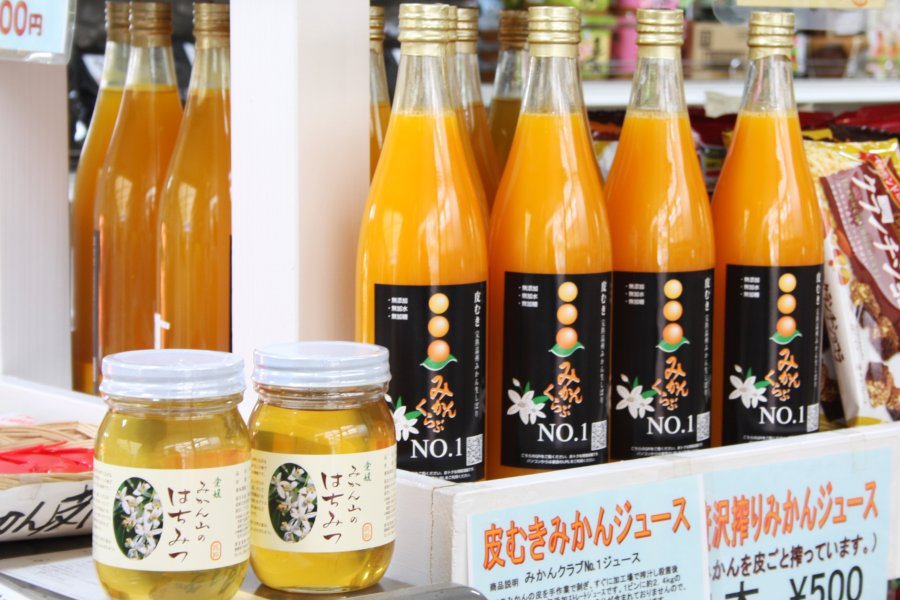 吉田町産のみかんを絞って作られたストレートジュースや地元の農家が作ったはちみつなどの加工品を販売している。