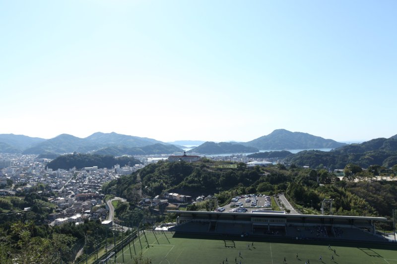丘の上からは市内や宇和島城、宇和海を一望することができる。夕焼けが沈む時の風景は格別。