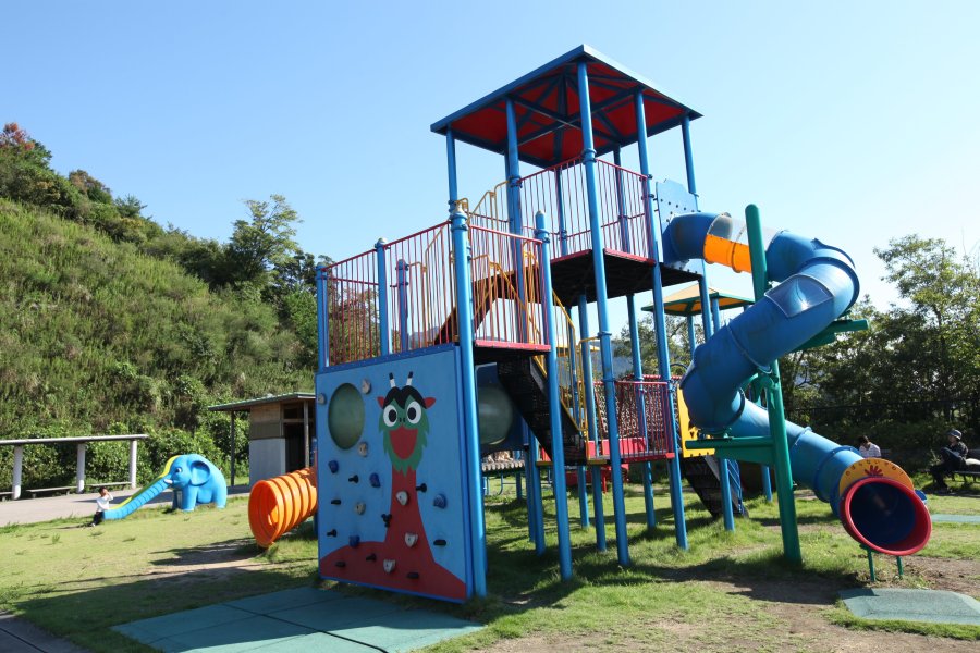 牛鬼のデザインが施された遊具には小さいすべり台などもあり、ちいさな子供も安心して遊べる。