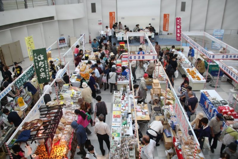 今治タオルの他、各種地場産品を多数用意。当日は多くの人で賑わう。