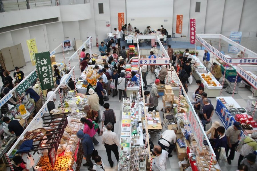今治タオルの他、各種地場産品を多数用意。当日は多くの人で賑わう。