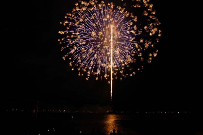 色とりどりの美しい花火が夏の夜空を飾る。