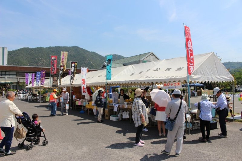 各種売店も多数出展。