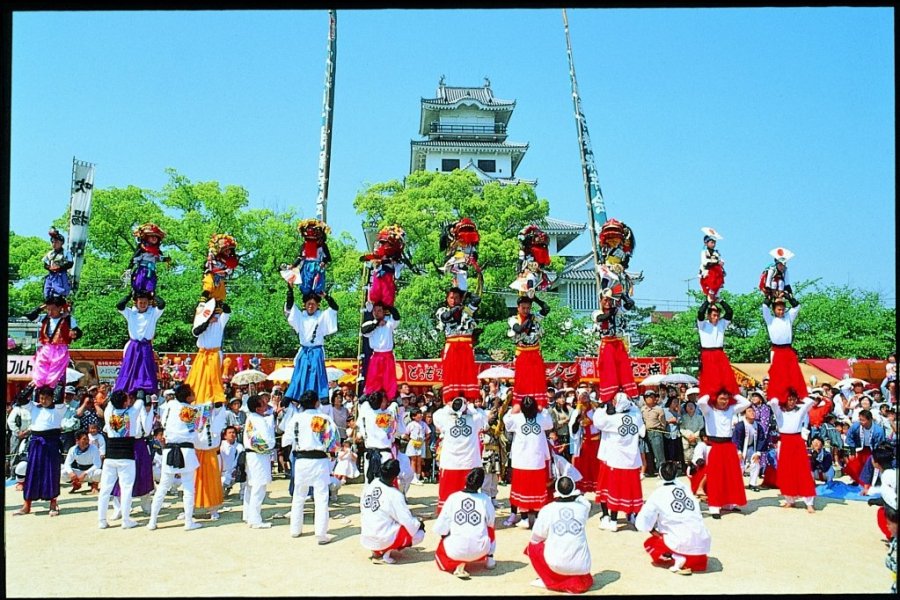 吹き上げ神社での継ぎ獅子競演の様子。