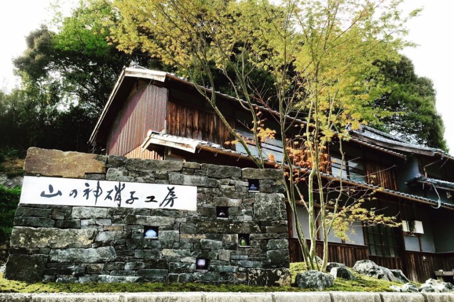 古民家を改装した硝子工房は、外観から良い雰囲気が漂う