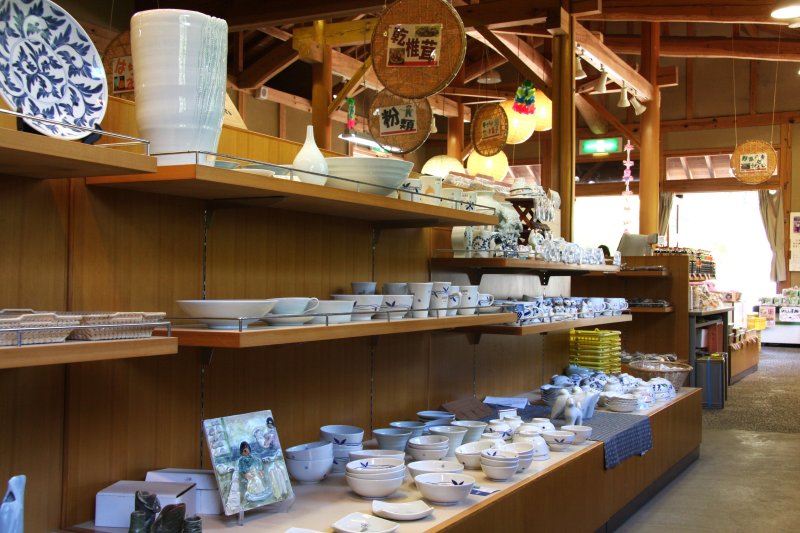 砥部焼の中でも広田地区にある窯元で造られたものを販売。自分に合った砥部焼が見つかるかも!?