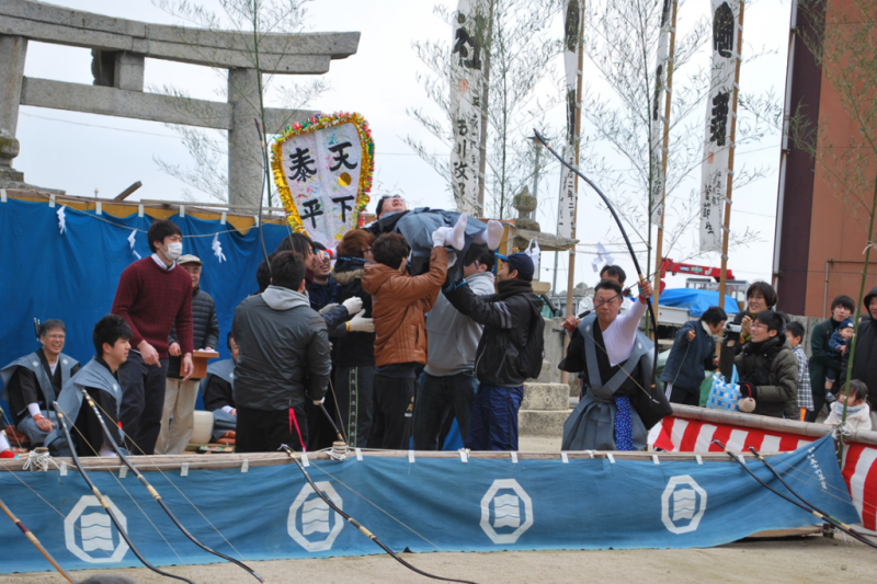 的中すると射手が担ぎ上げられ祭りが盛り上がります。