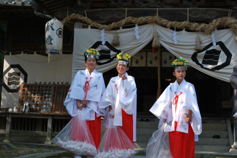 前夜祭りは御衣更祭・豊栄の舞・獅子舞が行われます。