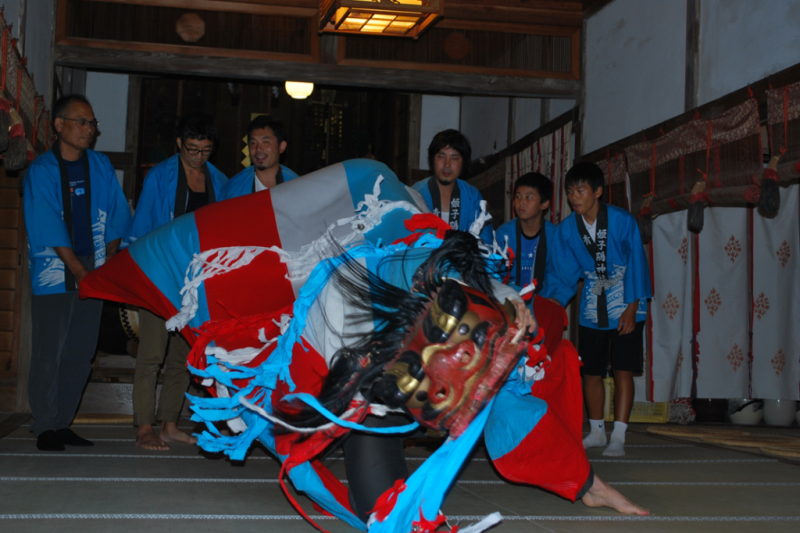 前夜祭りは御衣更祭・豊栄の舞・獅子舞が行われます。