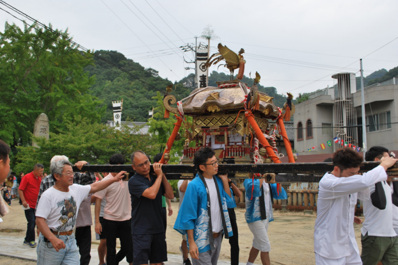 神輿が島中を巡幸し、辻々では獅子舞が勇壮に舞い、夕暮れの神輿の宮入れまで島は一日中賑わいます。