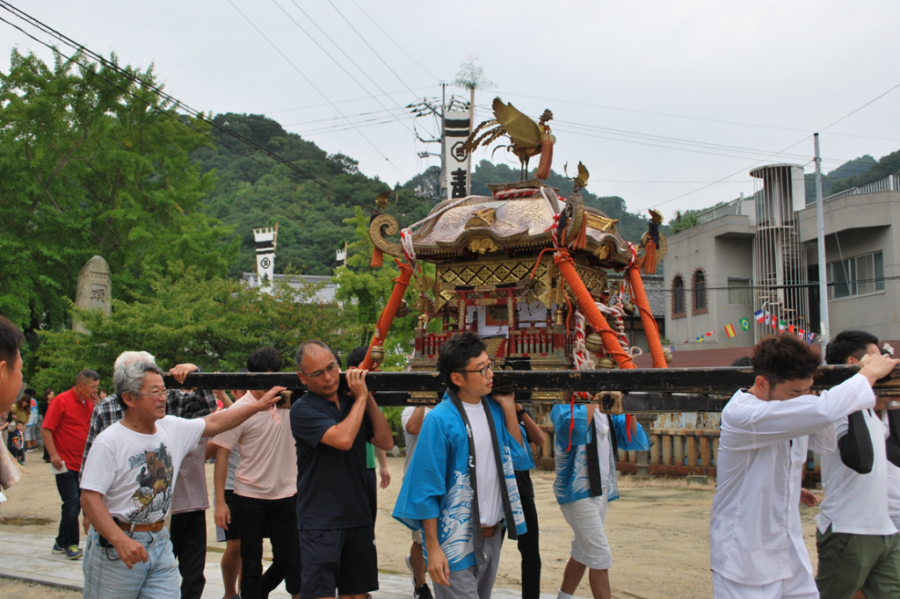 神輿が島中を巡幸し、辻々では獅子舞が勇壮に舞い、夕暮れの神輿の宮入れまで島は一日中賑わいます。