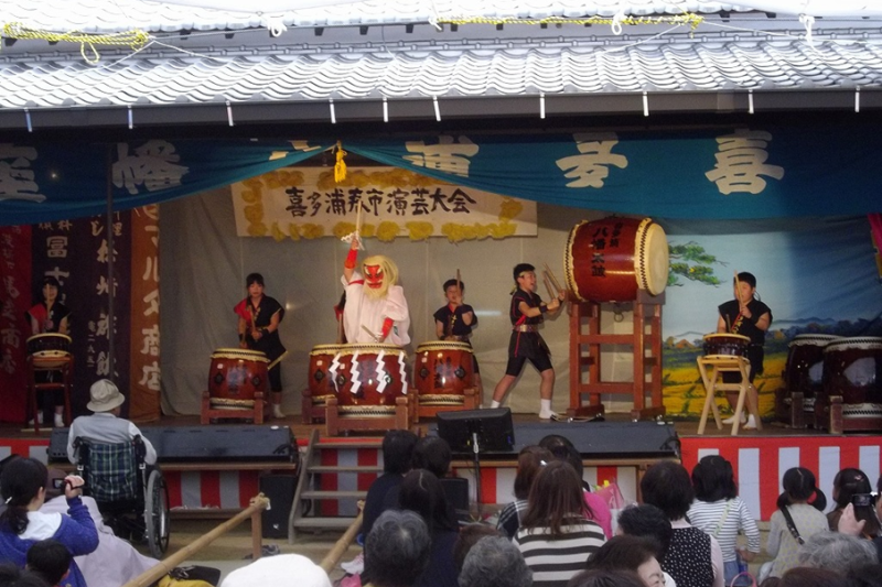 境内にある市指定有形文化財の芝居小屋での喜多浦八幡演芸大会があります。