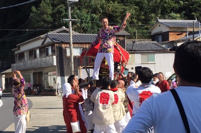 島内全地区でいっせいに秋祭りの神輿が練り出します。