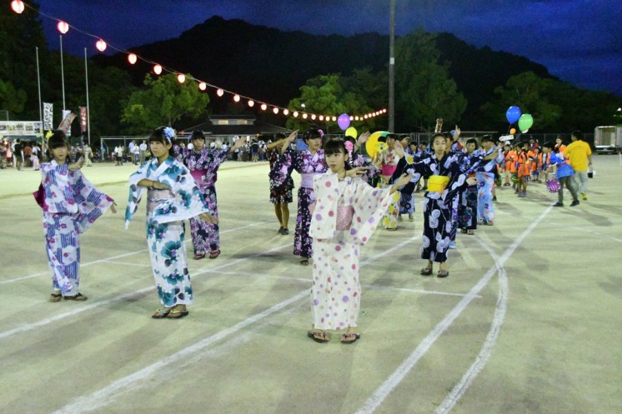 連コンテスト課題曲「玉川慕情」に合わせて踊りの競演